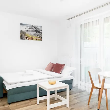 Czerwone Maki With Garden By Bookinghost * Krakau