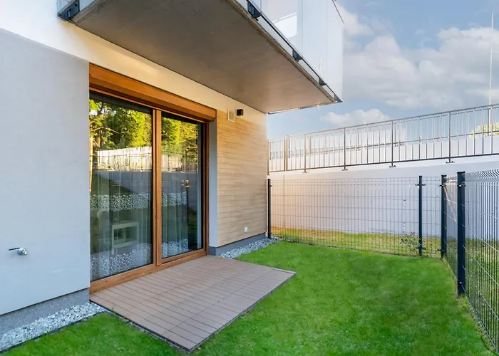 Czerwone Maki With Garden By Bookinghost *