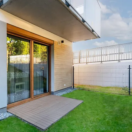 Czerwone Maki With Garden By Bookinghost *